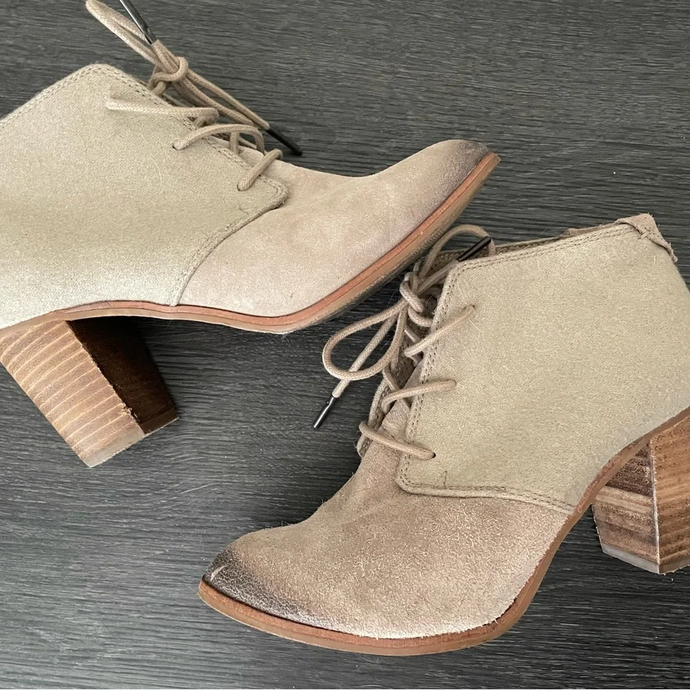 Toms Women's Beige Lace-Up heeled Ankle Booties like new - Picture 4 of 7